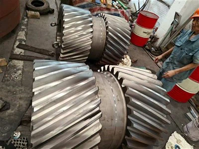 大型カスタム産業用歯車: ヘリカル、リング、ホイール、シャフト